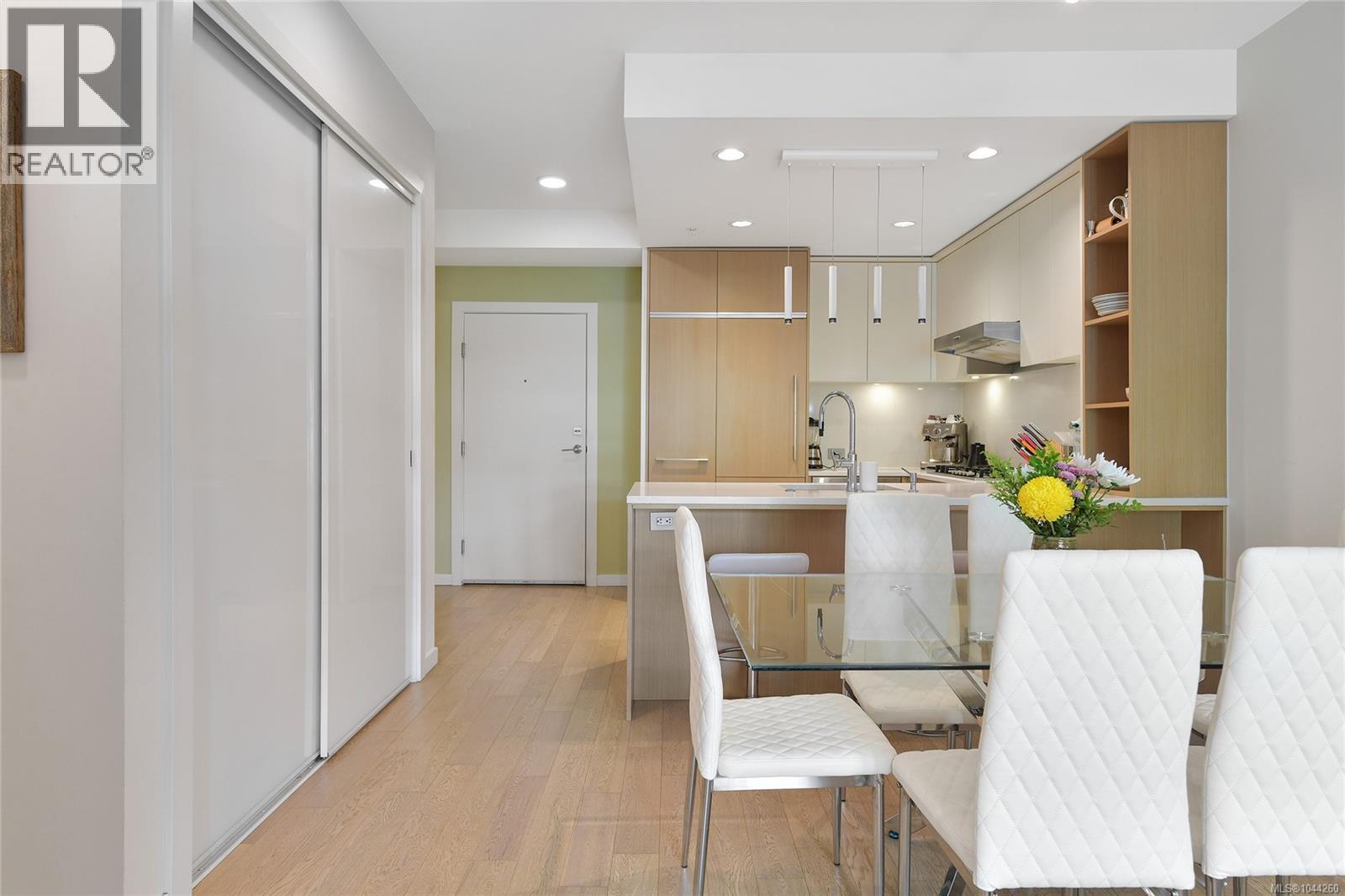 211 1033 Cook St Property Photo 9