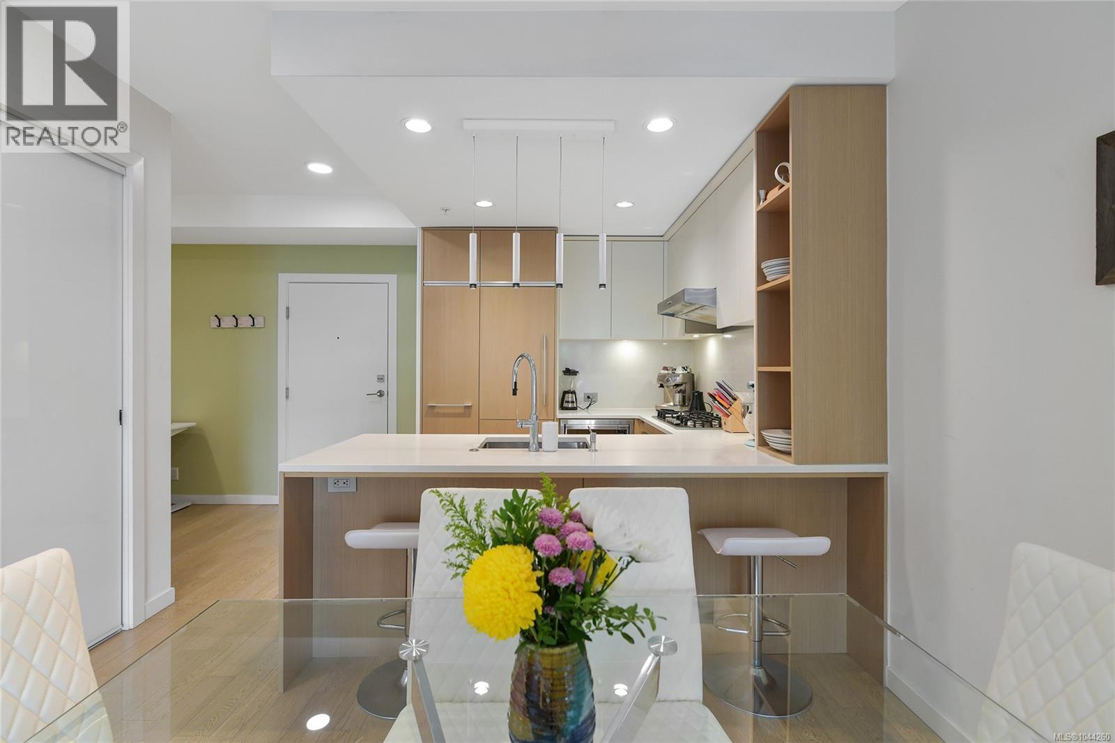 211 1033 Cook St Property Photo 10