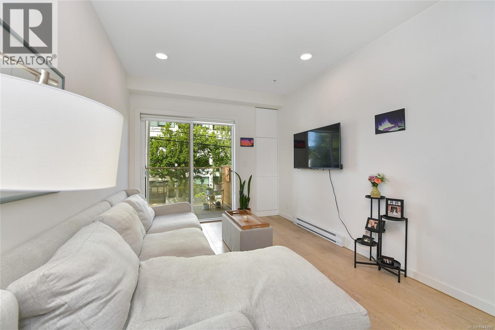 211 1033 Cook St Property Photo 11
