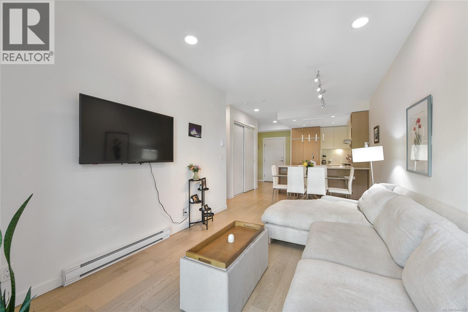 211 1033 Cook St Property Photo 13