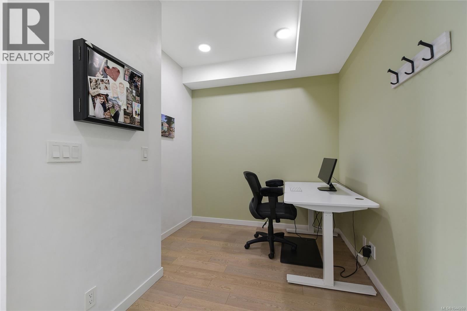 211 1033 Cook St Property Photo 14