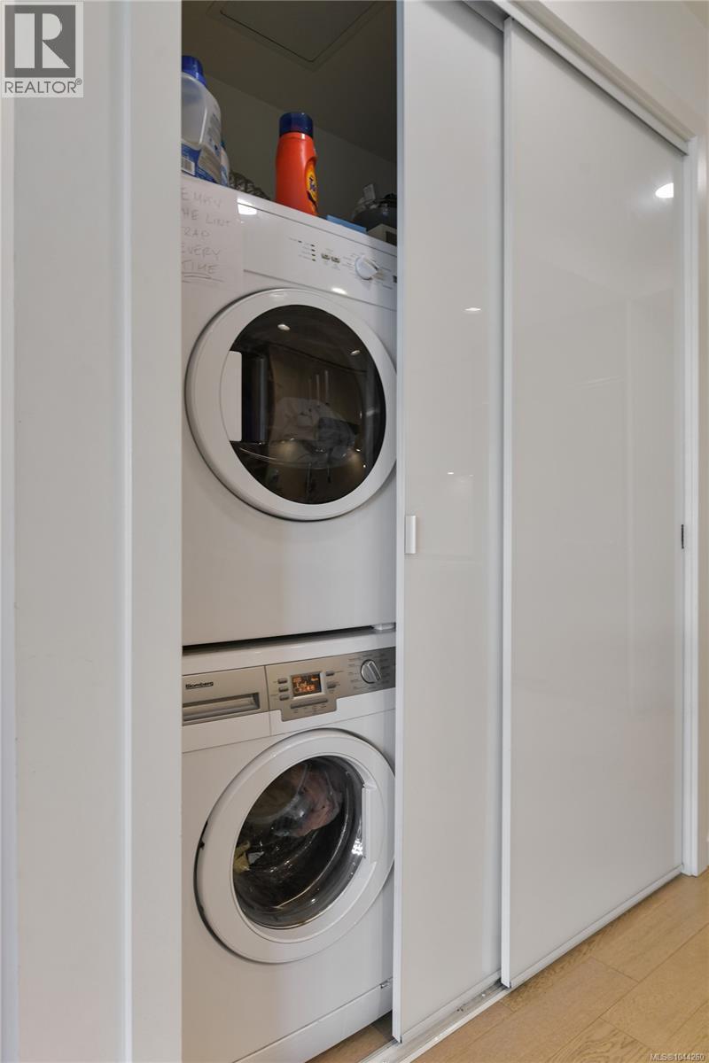 211 1033 Cook St Property Photo 15