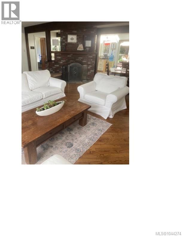 1215 North End Rd Property Photo 13
