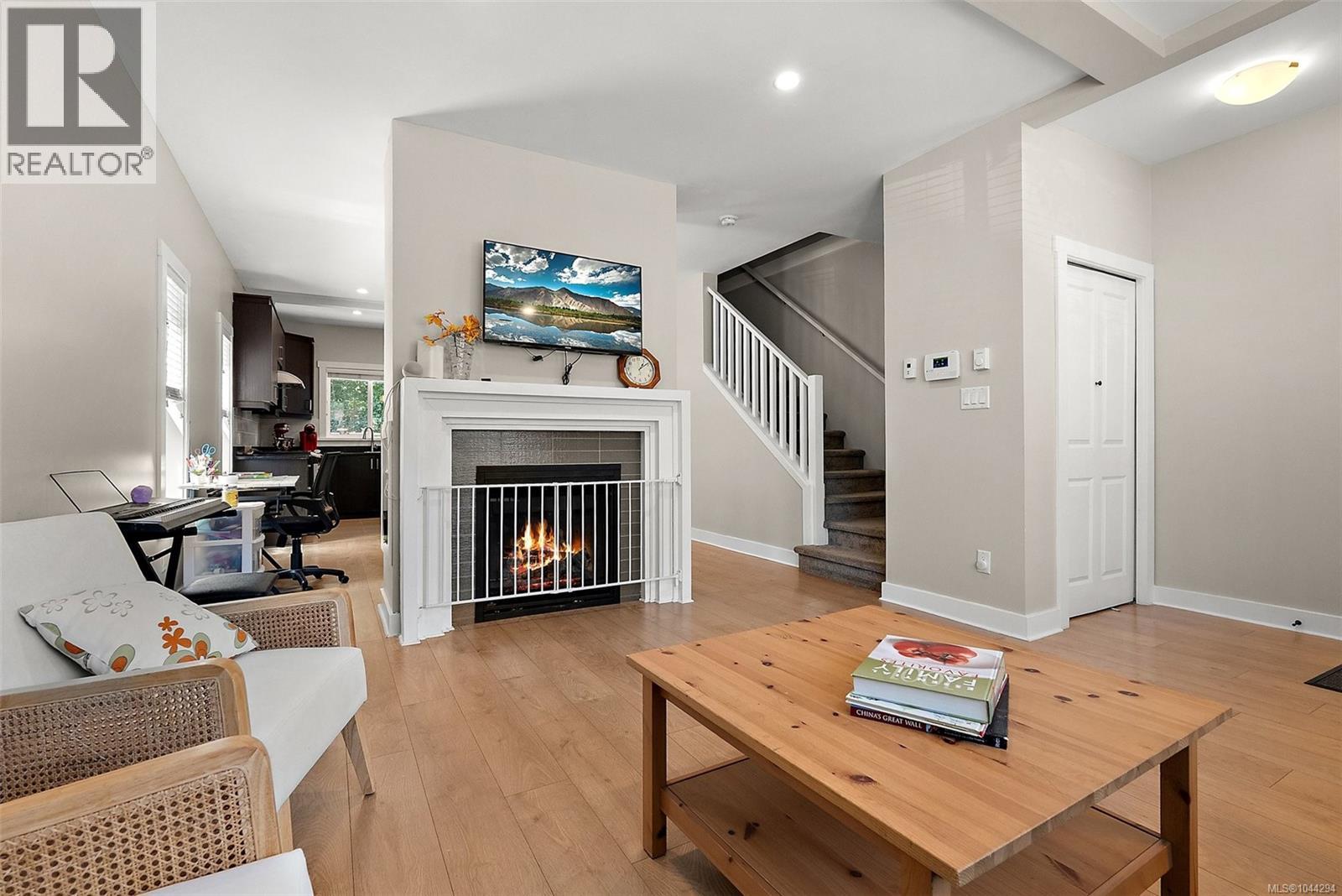 1222 Mcleod Pl Property Photo 6
