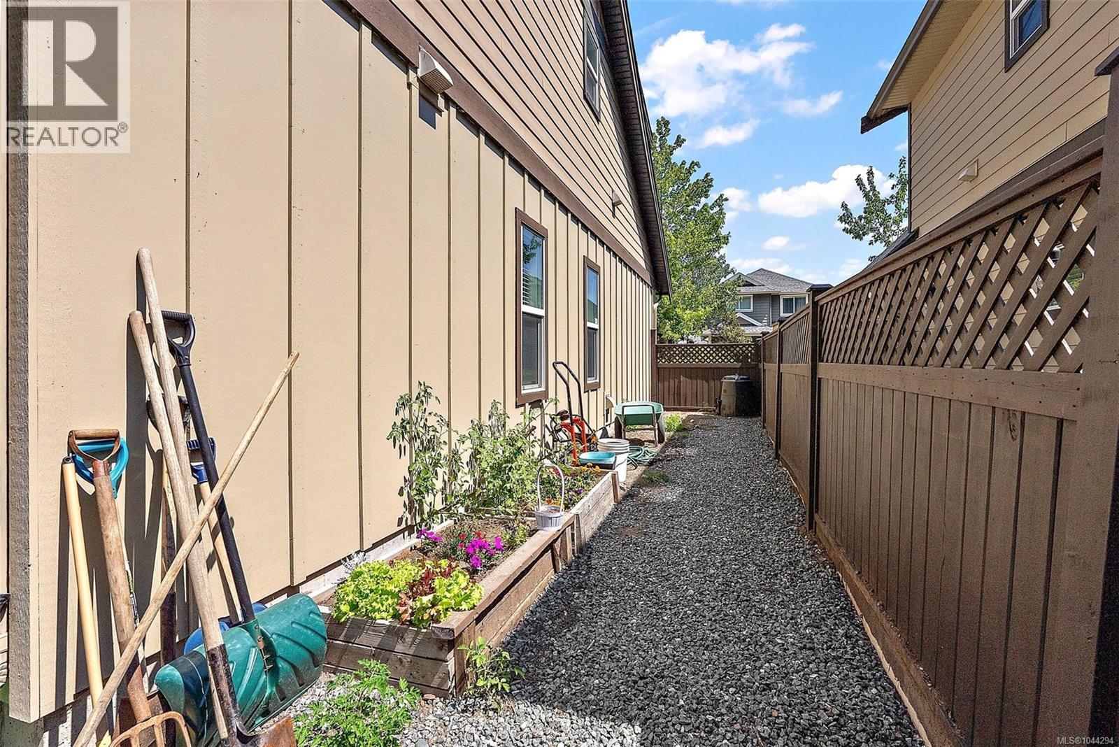 1222 Mcleod Pl Property Photo 28