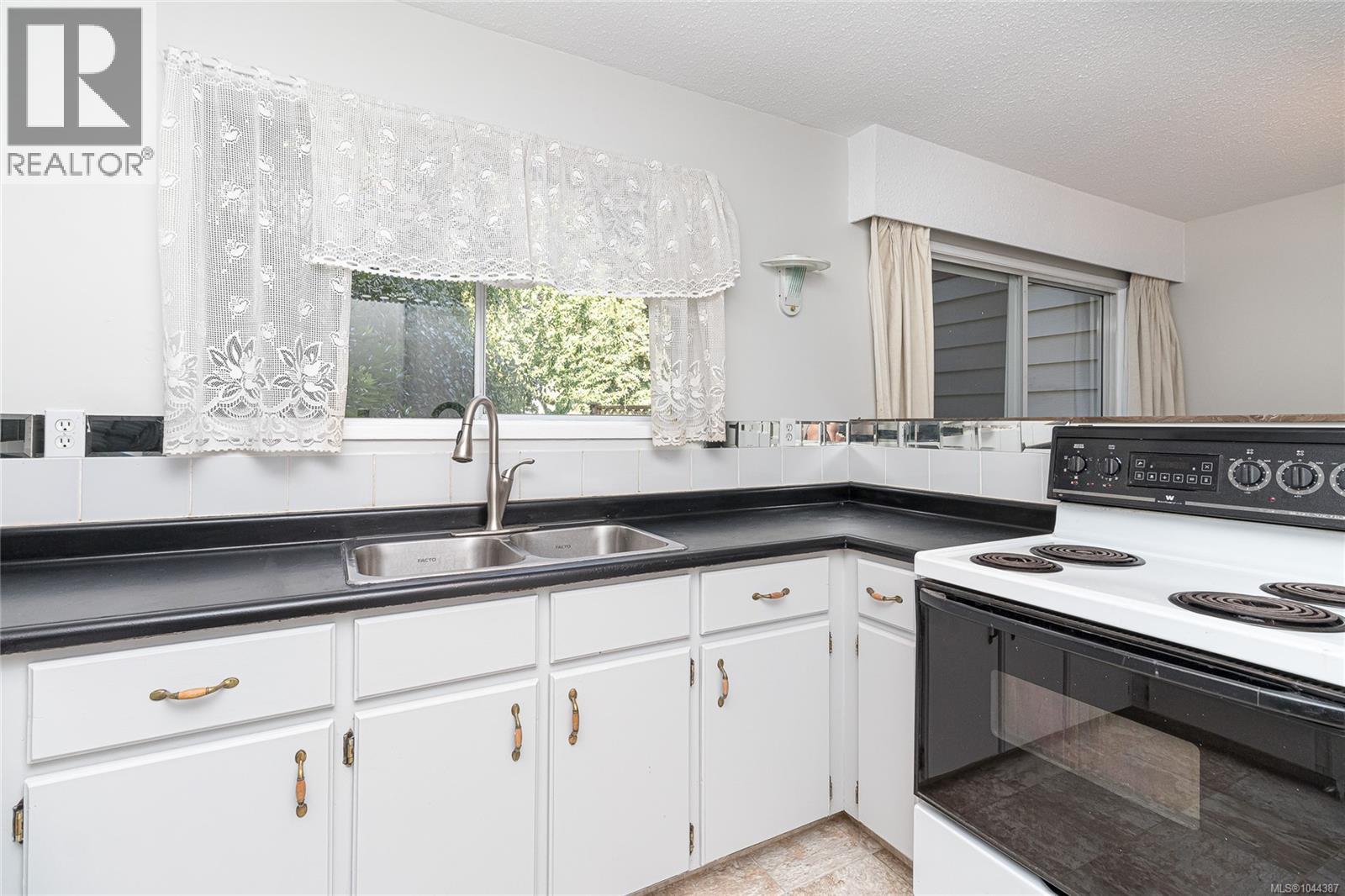 112 2860 Sooke Lake Rd Property Photo 8
