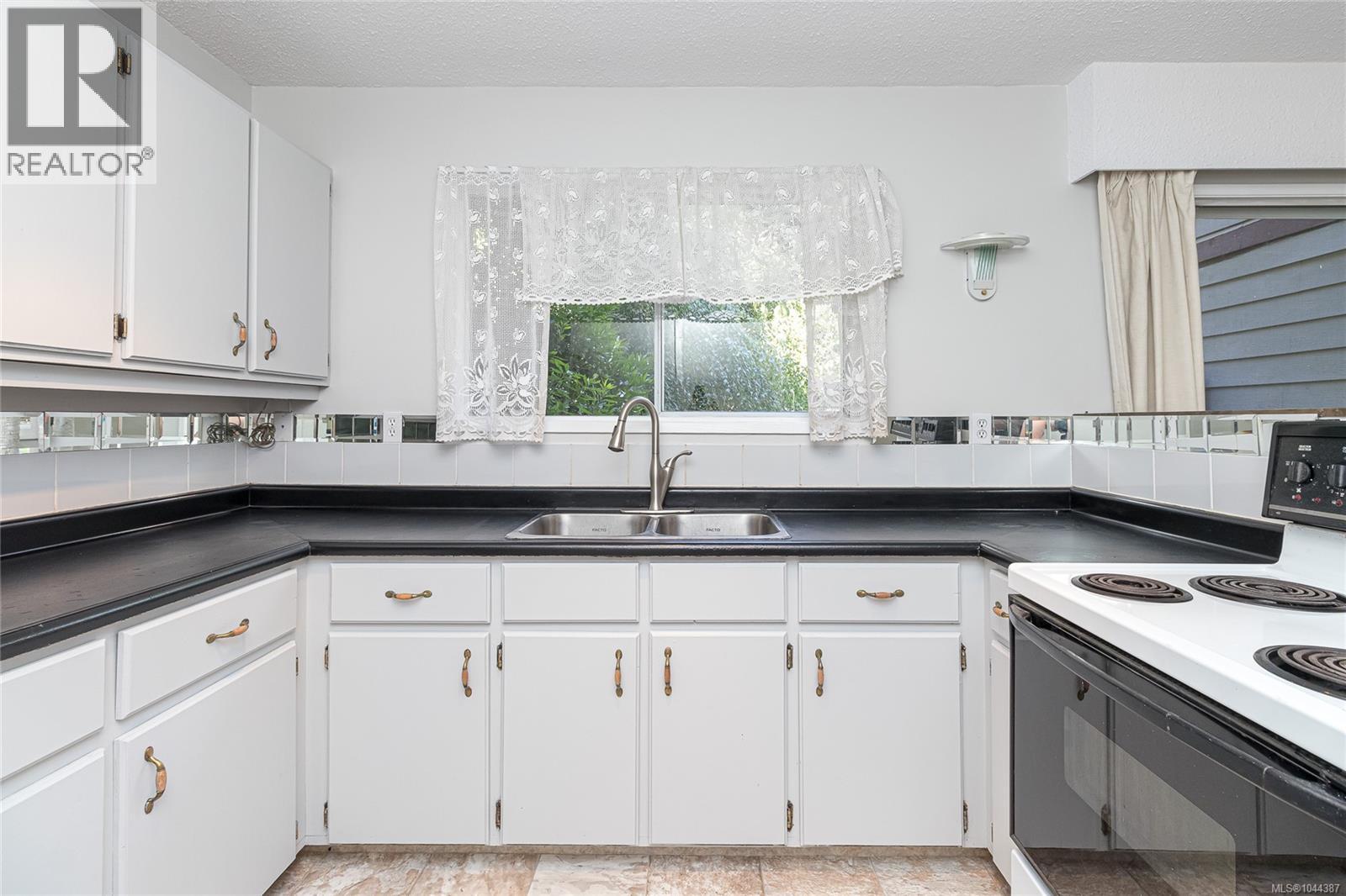 112 2860 Sooke Lake Rd Property Photo 9