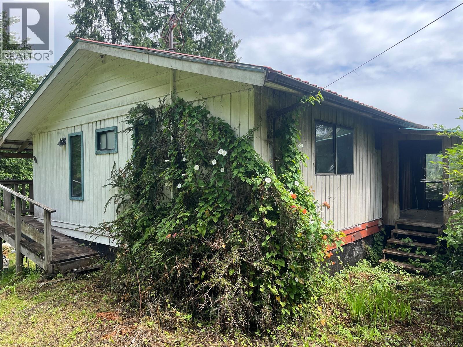 E-575 Quatsino Rd Property Photo 2