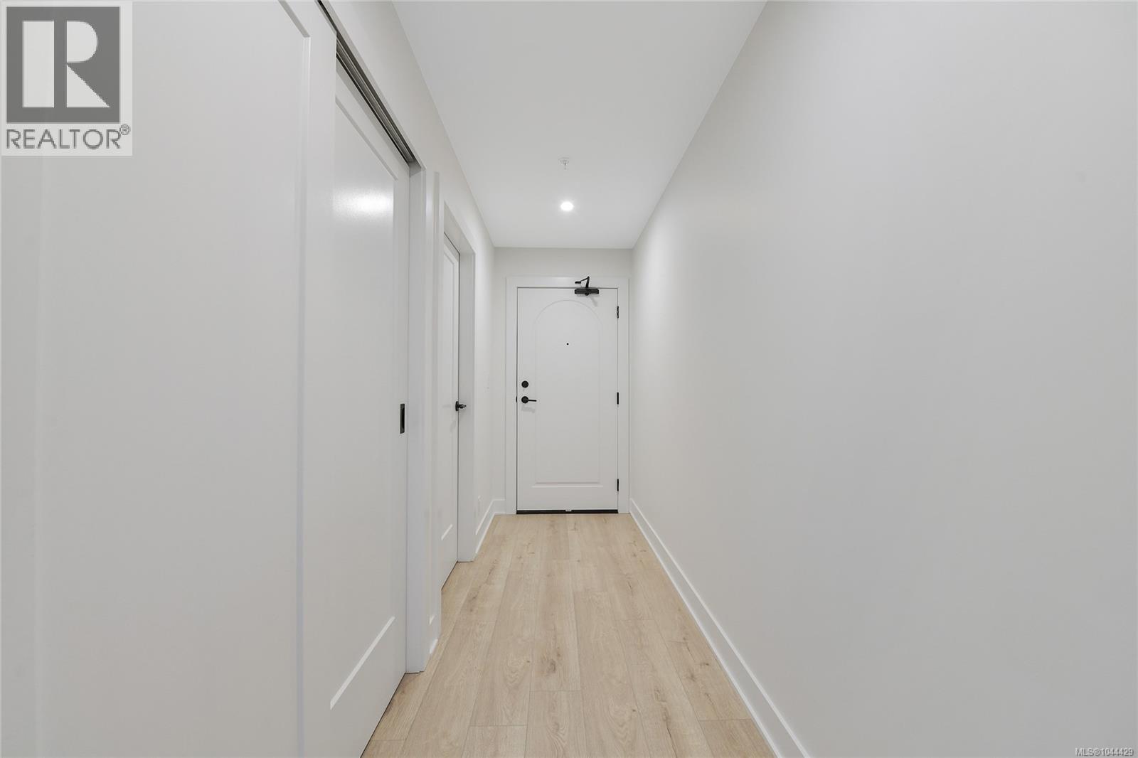 304 1114 Samar Cres Property Photo 2