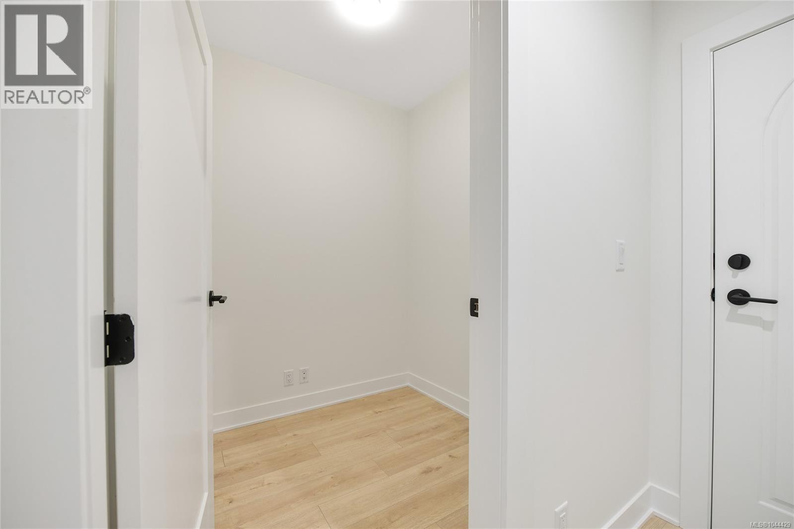 304 1114 Samar Cres Property Photo 3