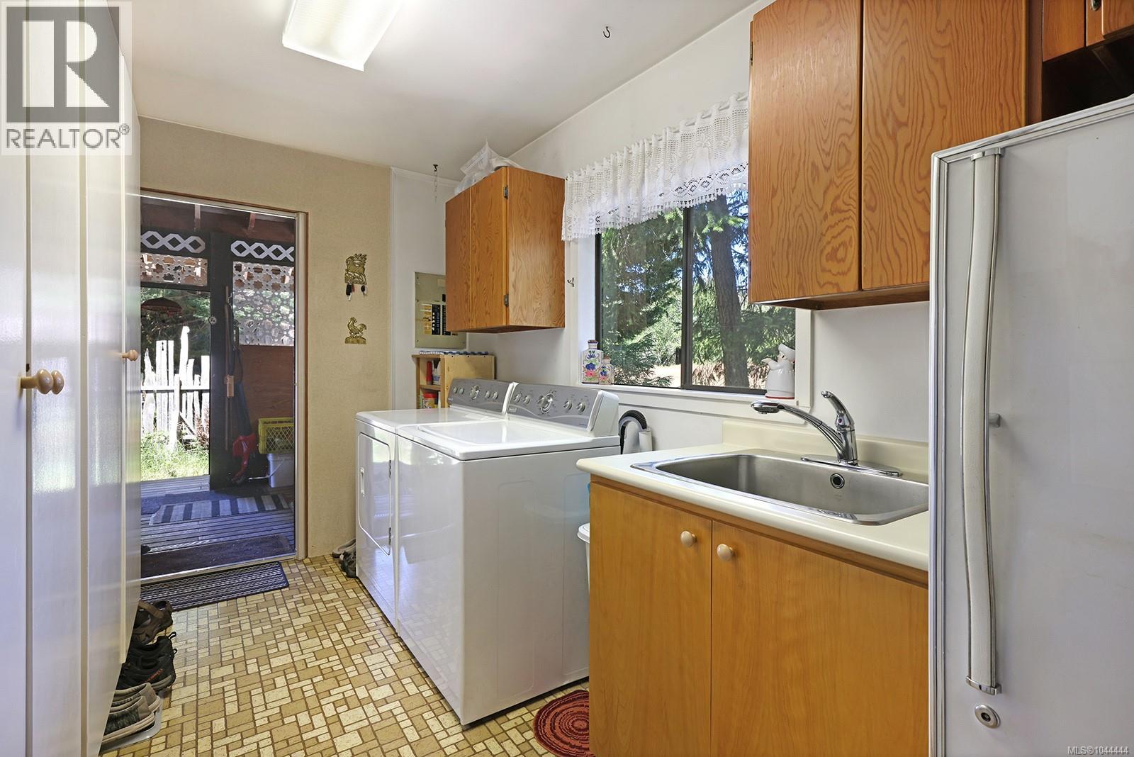 2570 Piercy Rd Property Photo 6
