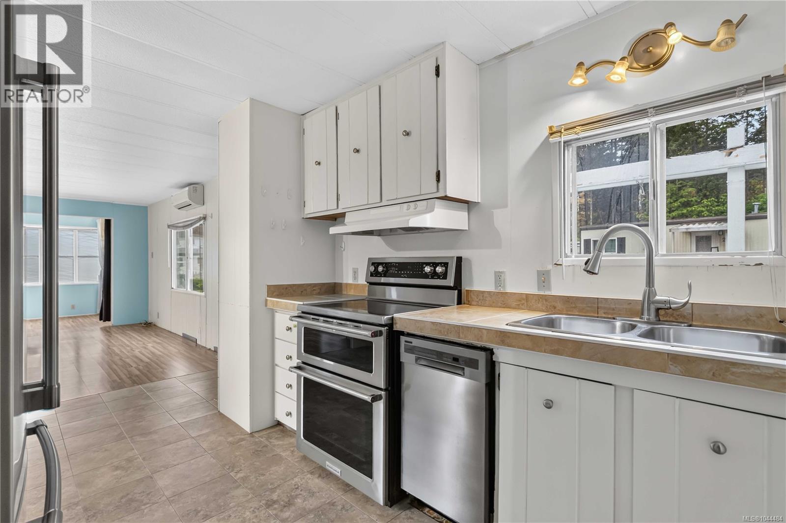 16 2607 Selwyn Rd Property Photo 14