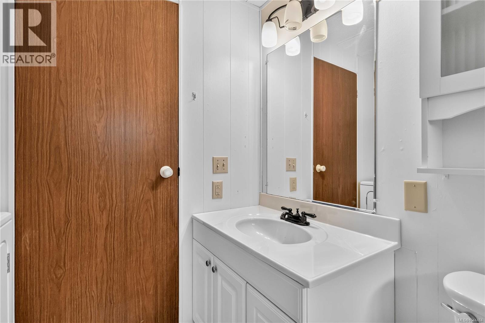 16 2607 Selwyn Rd Property Photo 18