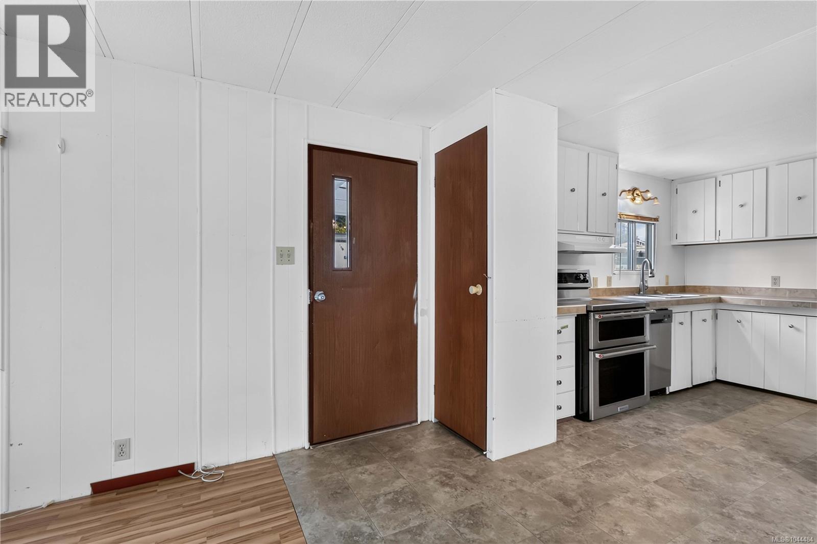 16 2607 Selwyn Rd Property Photo 33