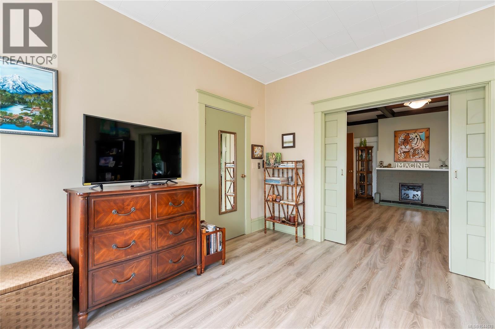 384 Burnside Rd E Property Photo 5