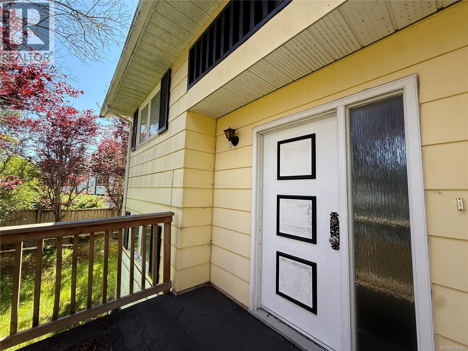 8845 Central St Property Photo 1