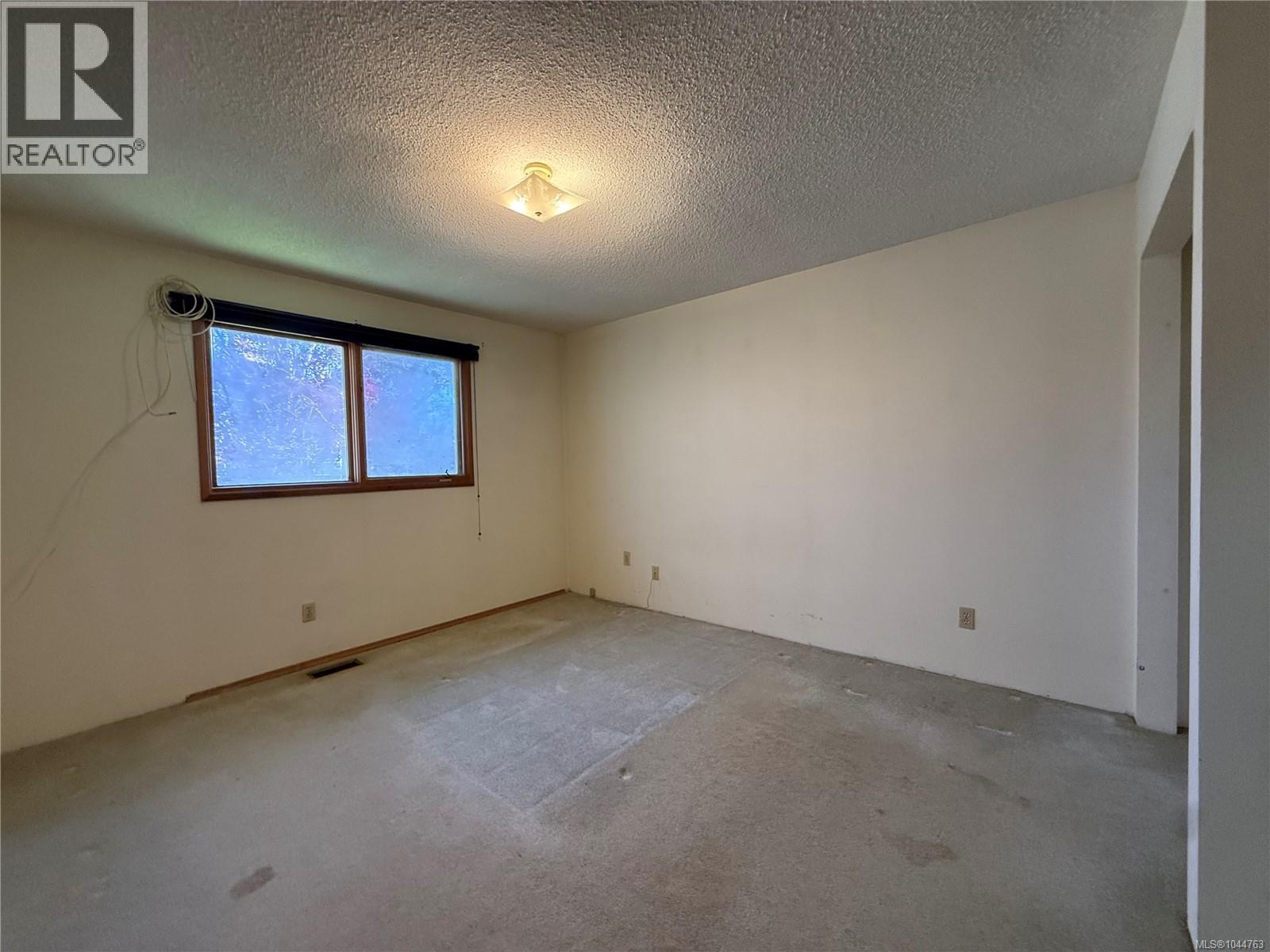 8845 Central St Property Photo 6