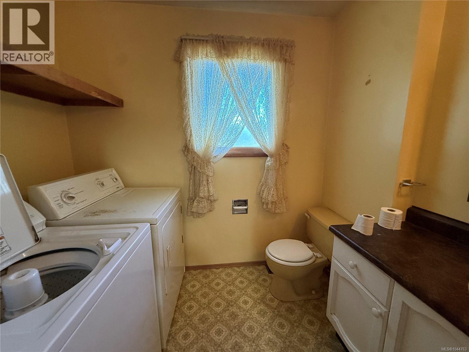 8845 Central St Property Photo 7