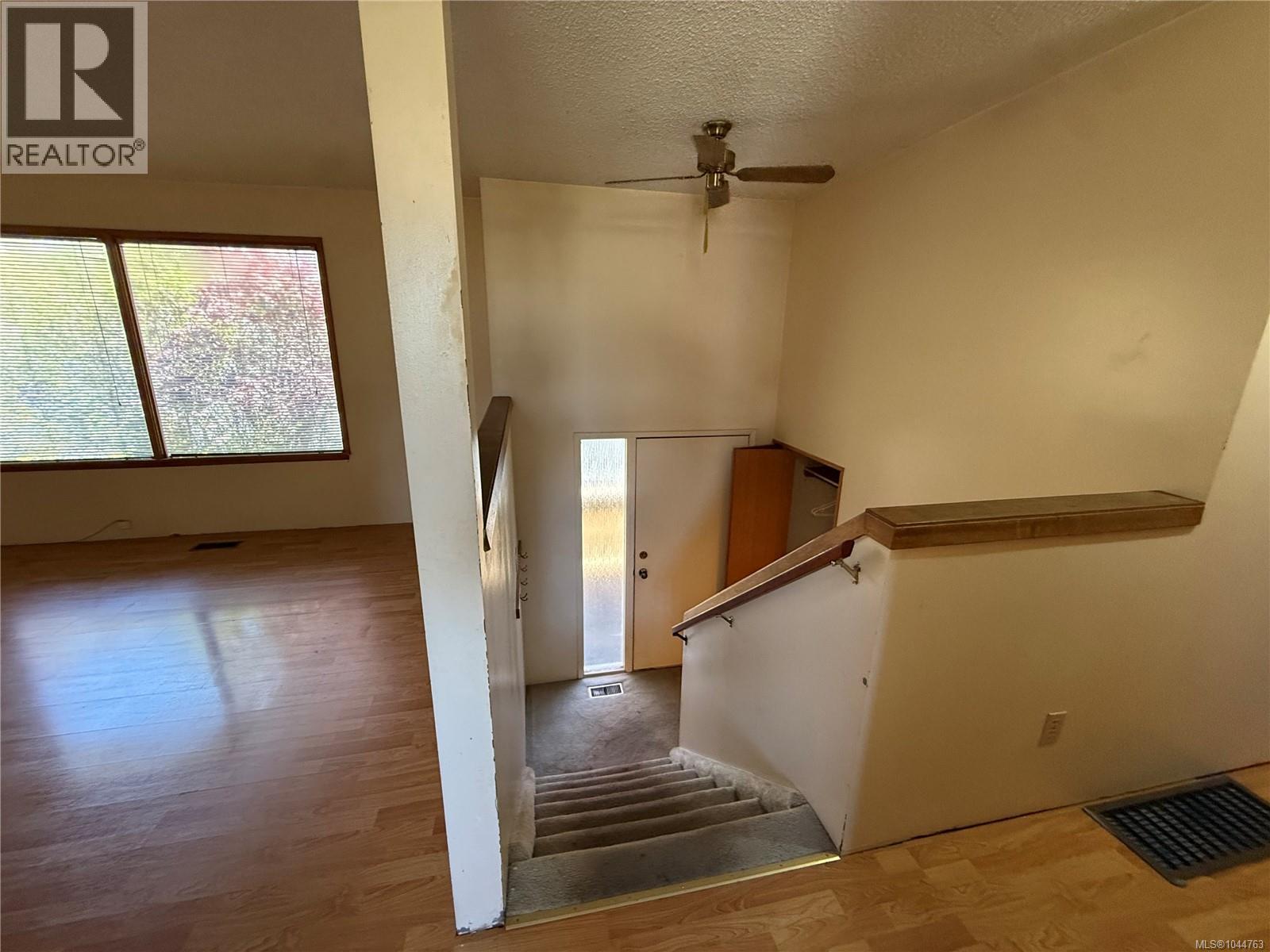 8845 Central St Property Photo 10