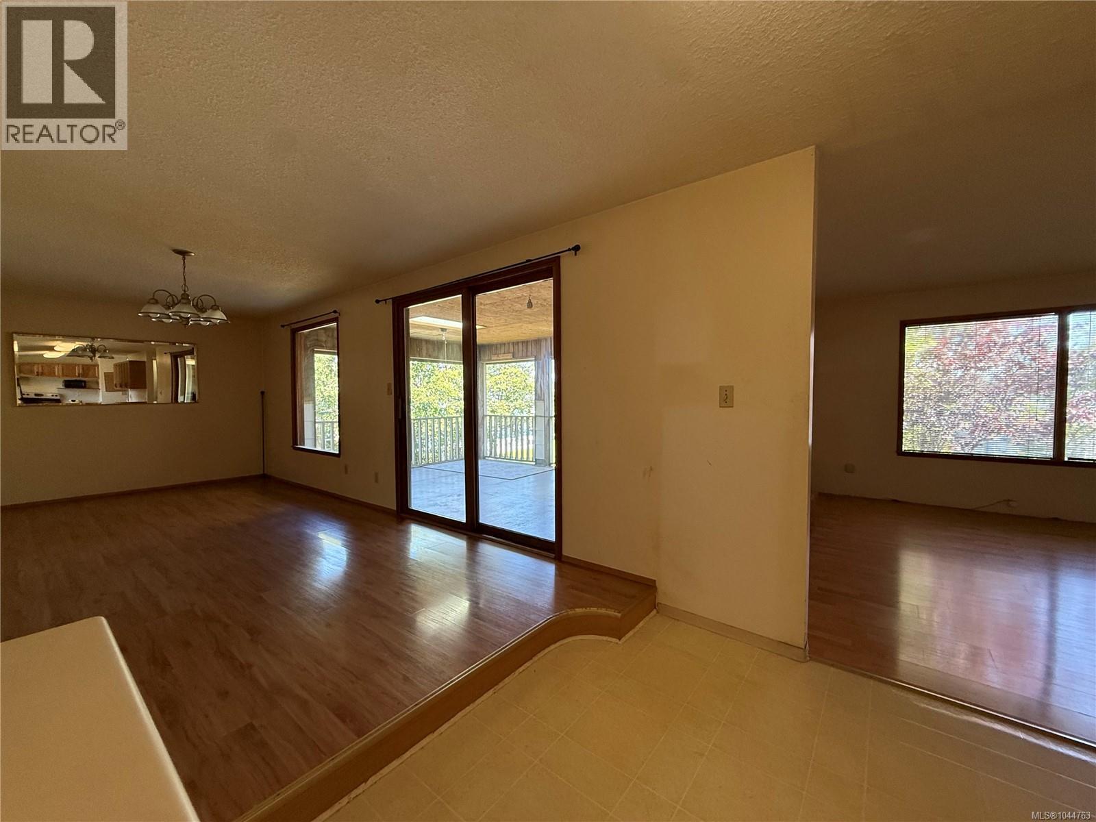 8845 Central St Property Photo 12