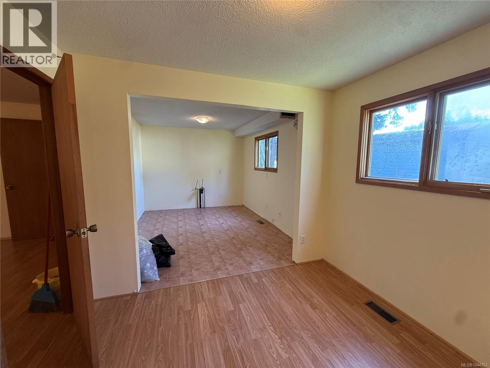8845 Central St Property Photo 26