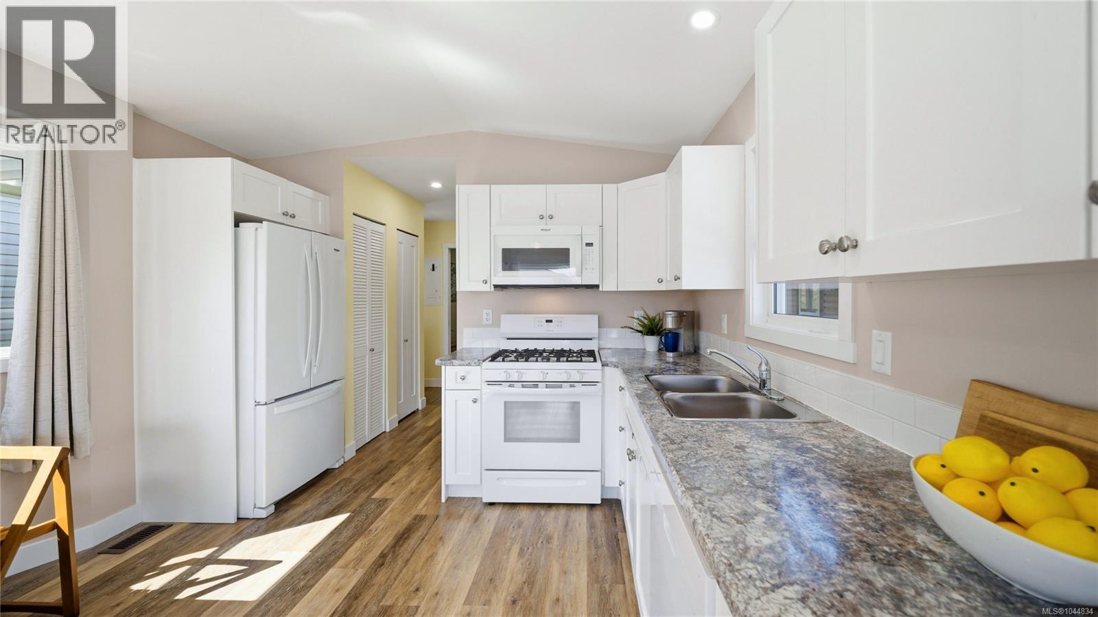 511 747 Old Place Rd Property Photo 15