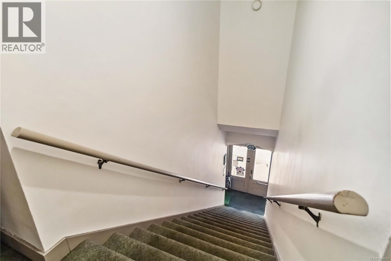 1612 Quadra St Property Photo 4
