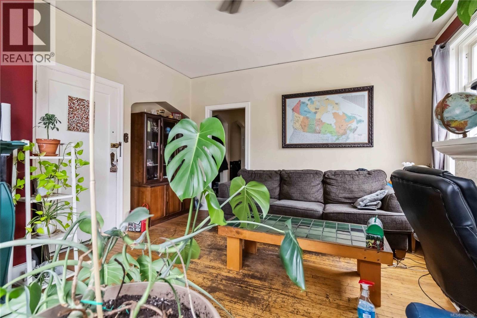 1612 Quadra St Property Photo 7