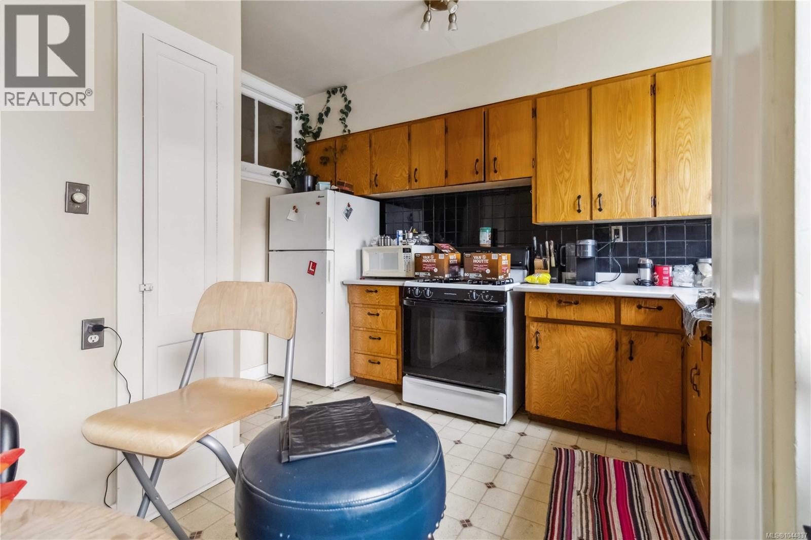 1612 Quadra St Property Photo 9