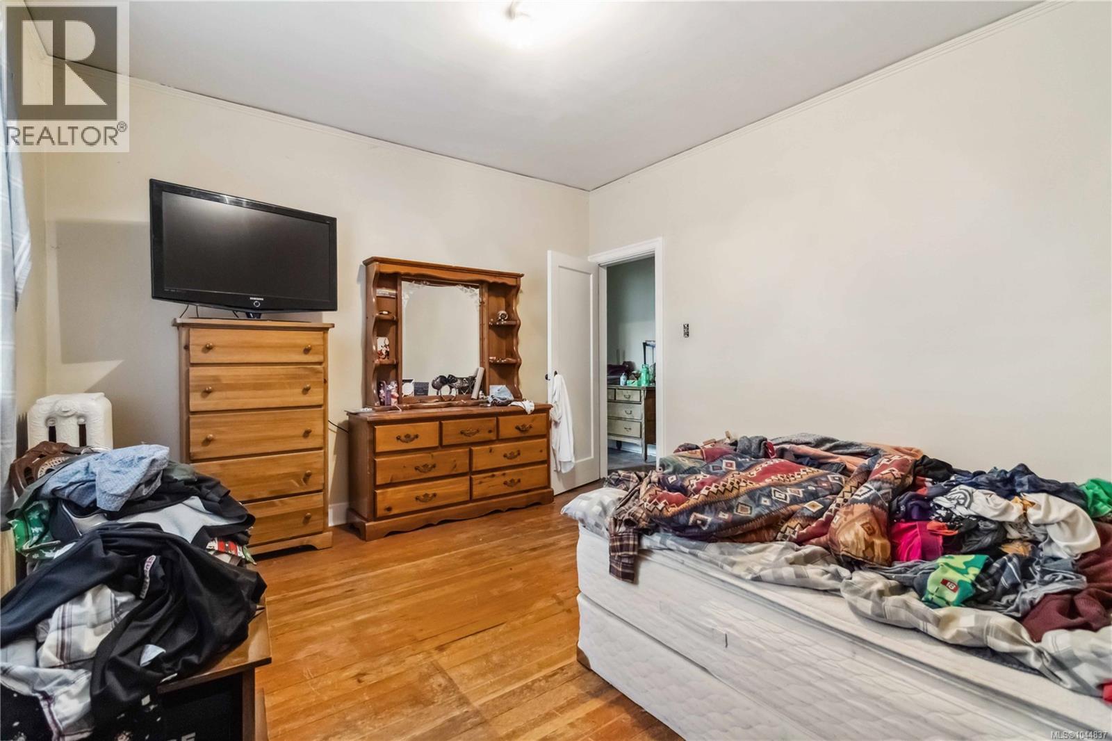 1612 Quadra St Property Photo 13
