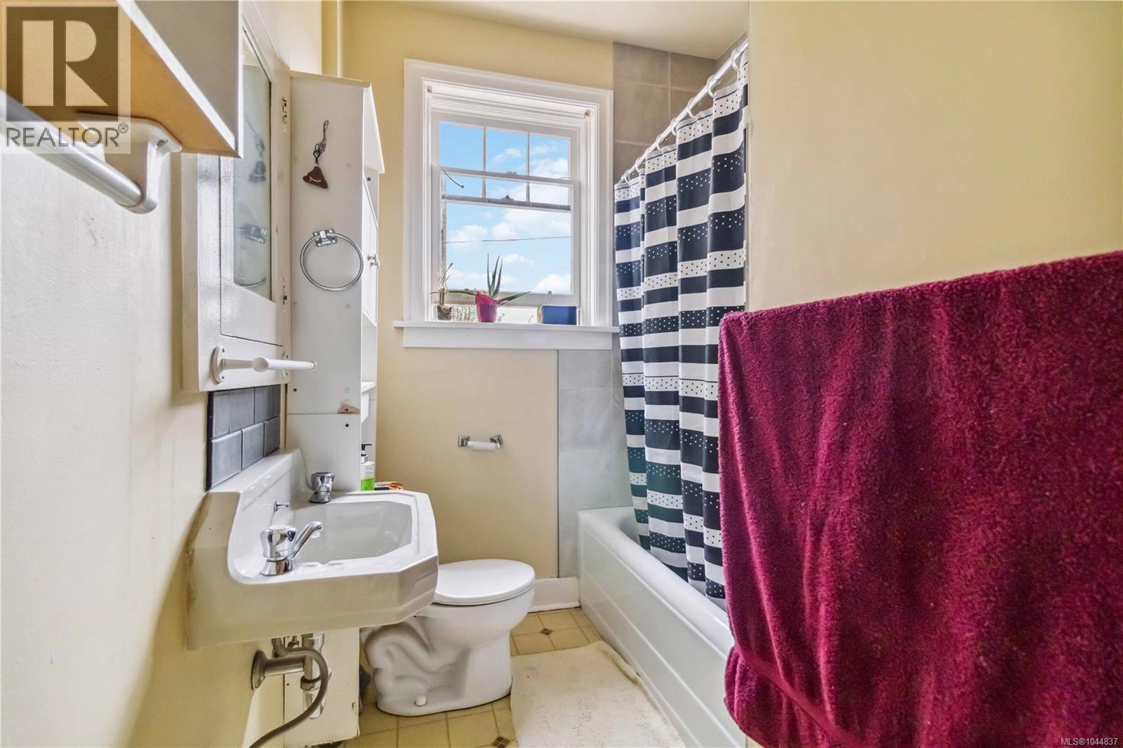 1612 Quadra St Property Photo 14