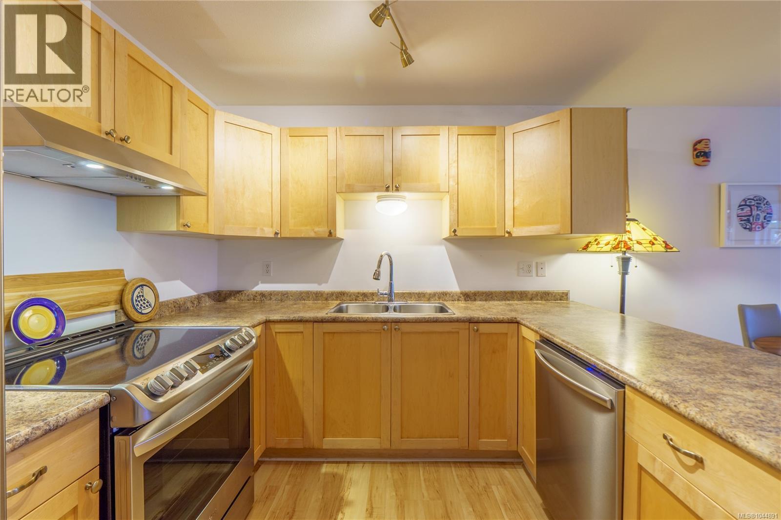 2 1553 Larch Rd Property Photo 2