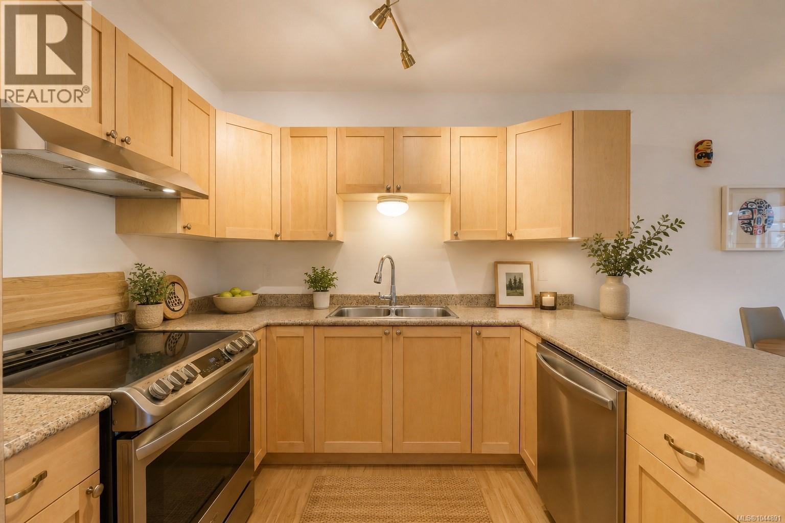 2 1553 Larch Rd Property Photo 3