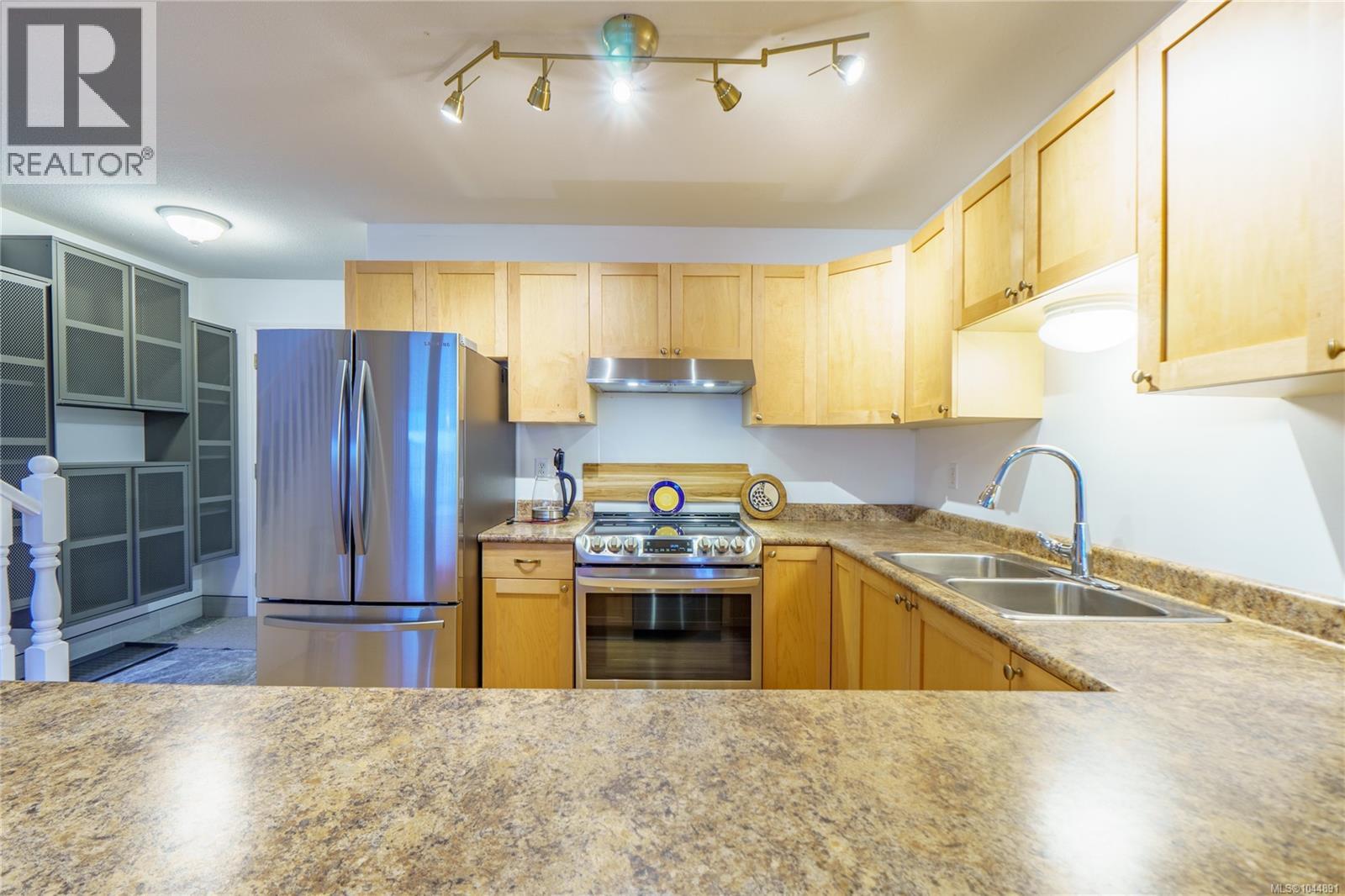 2 1553 Larch Rd Property Photo 4
