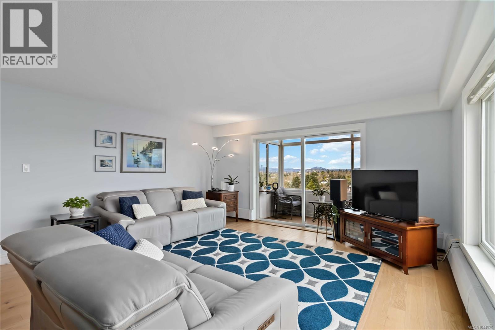 501 2920 Cook St Property Photo 7