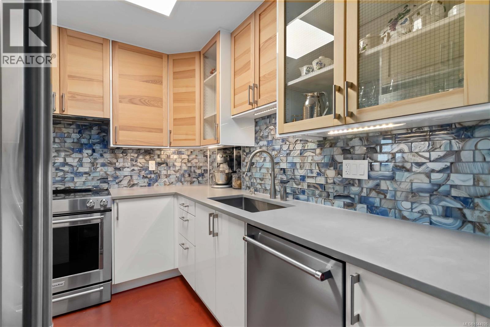 501 2920 Cook St Property Photo 14