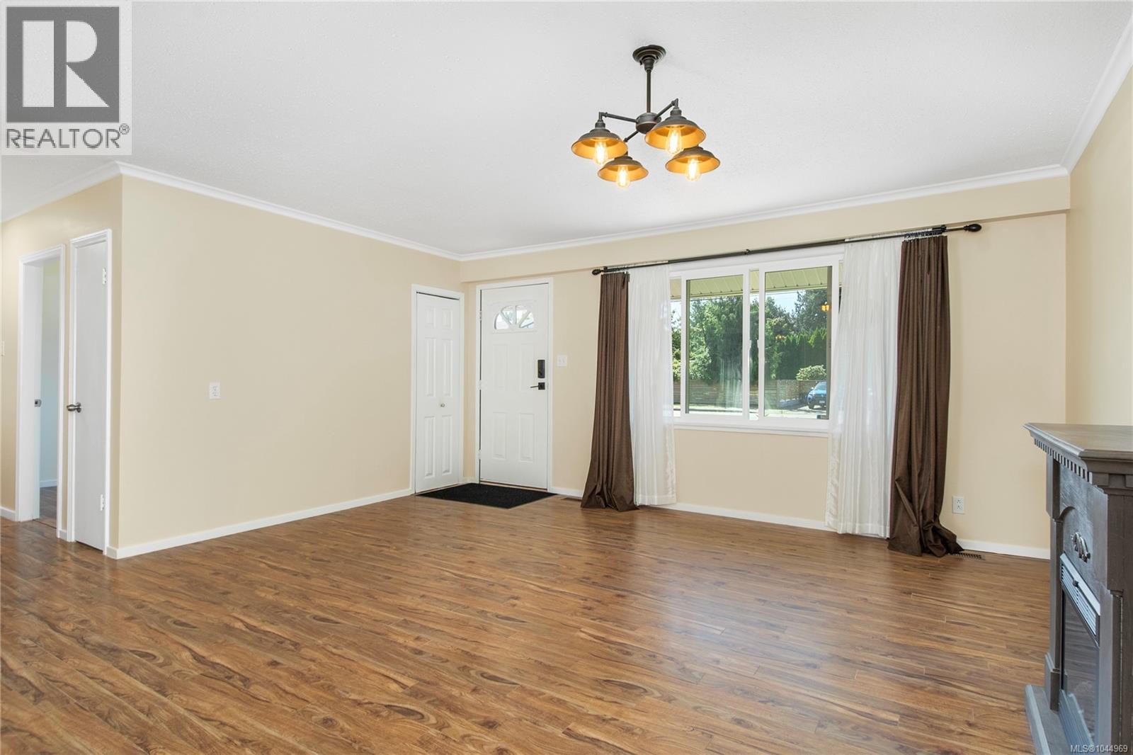 541 Colwyn St Property Photo 9