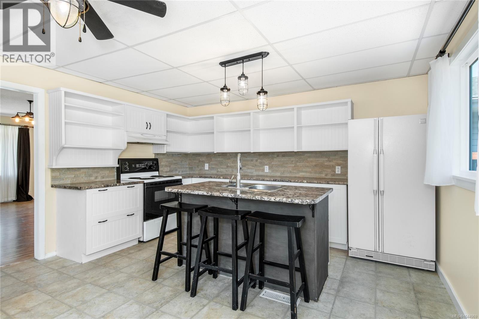 541 Colwyn St Property Photo 13