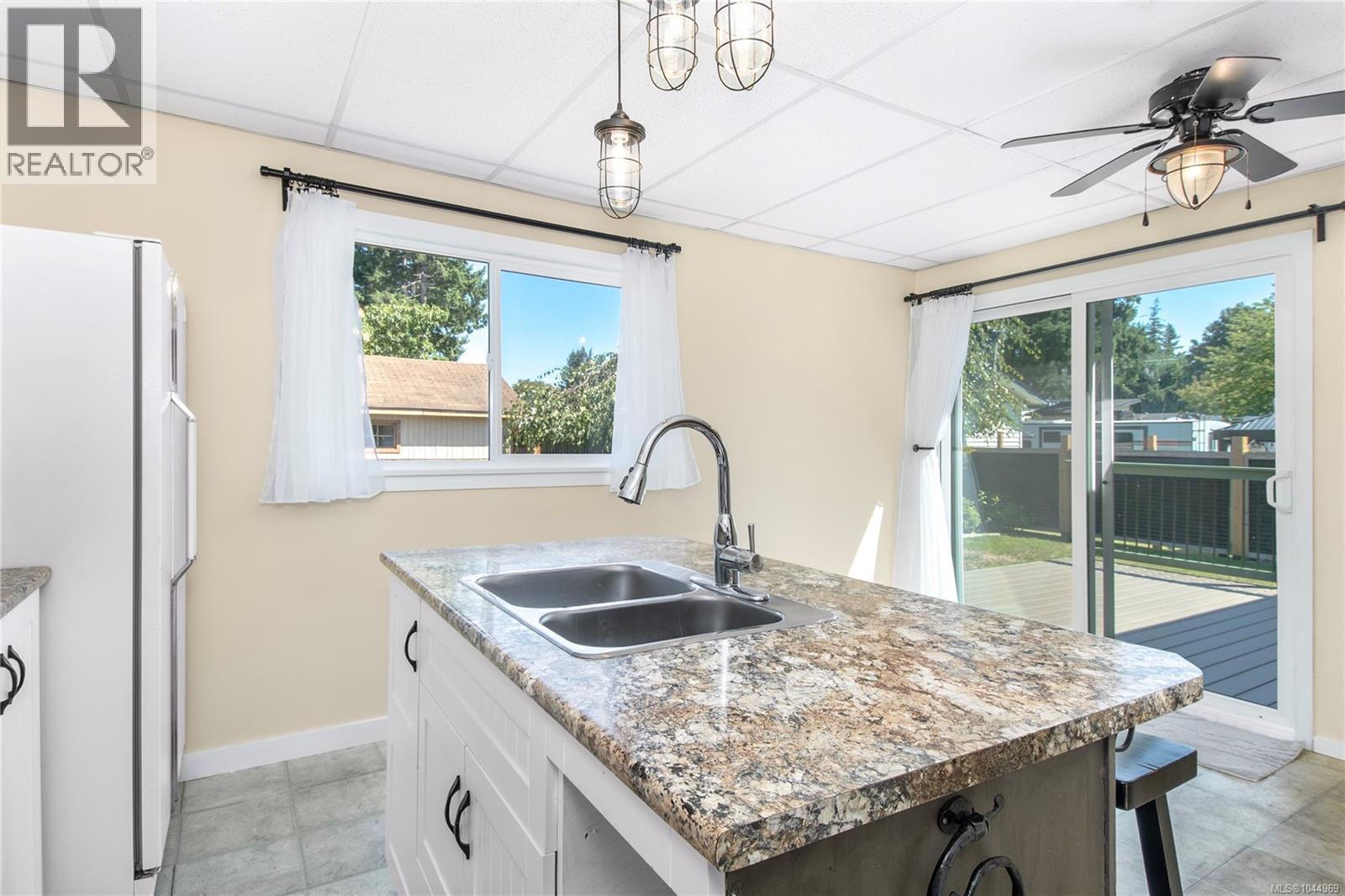541 Colwyn St Property Photo 14