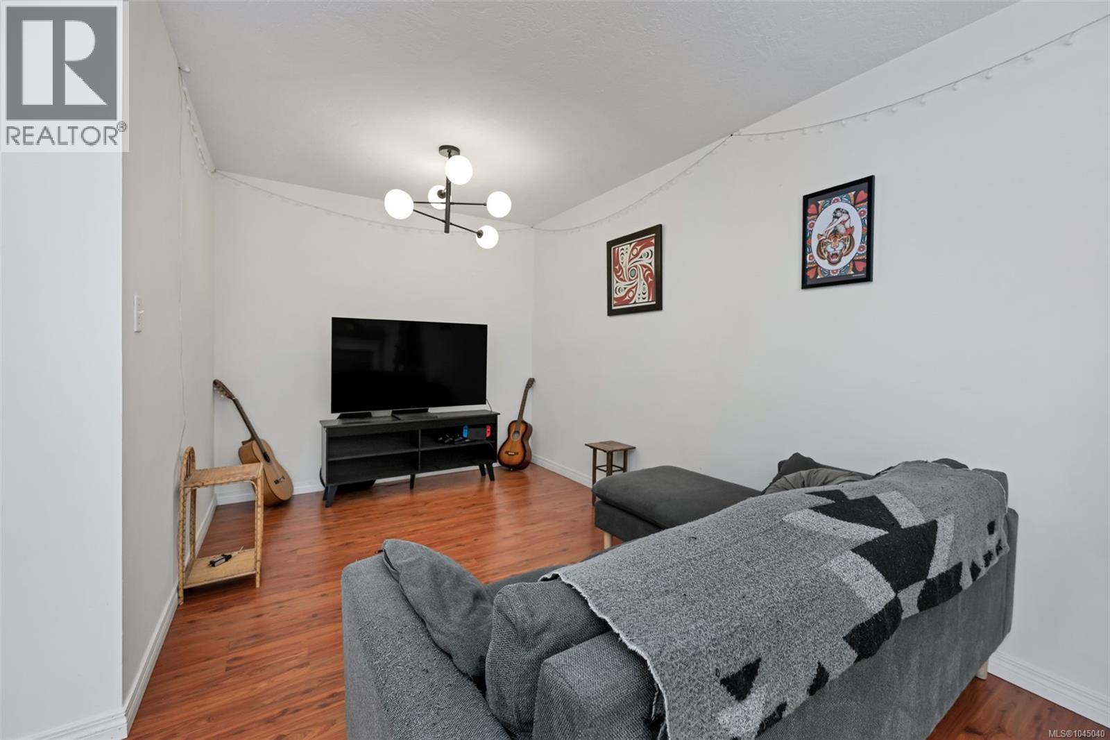 212 899 Darwin Ave Property Photo 6