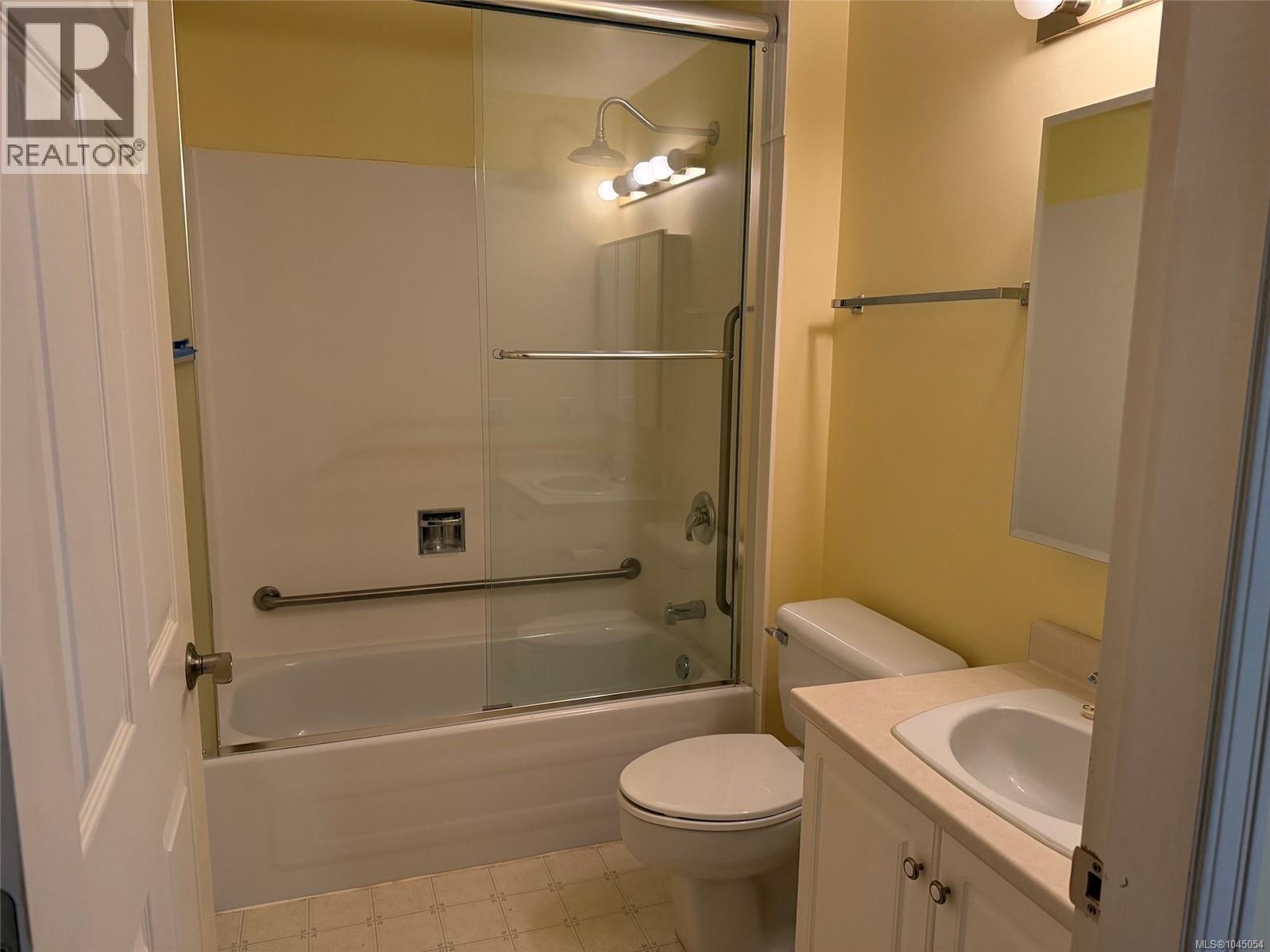 204 2045 Carrick St Property Photo 4