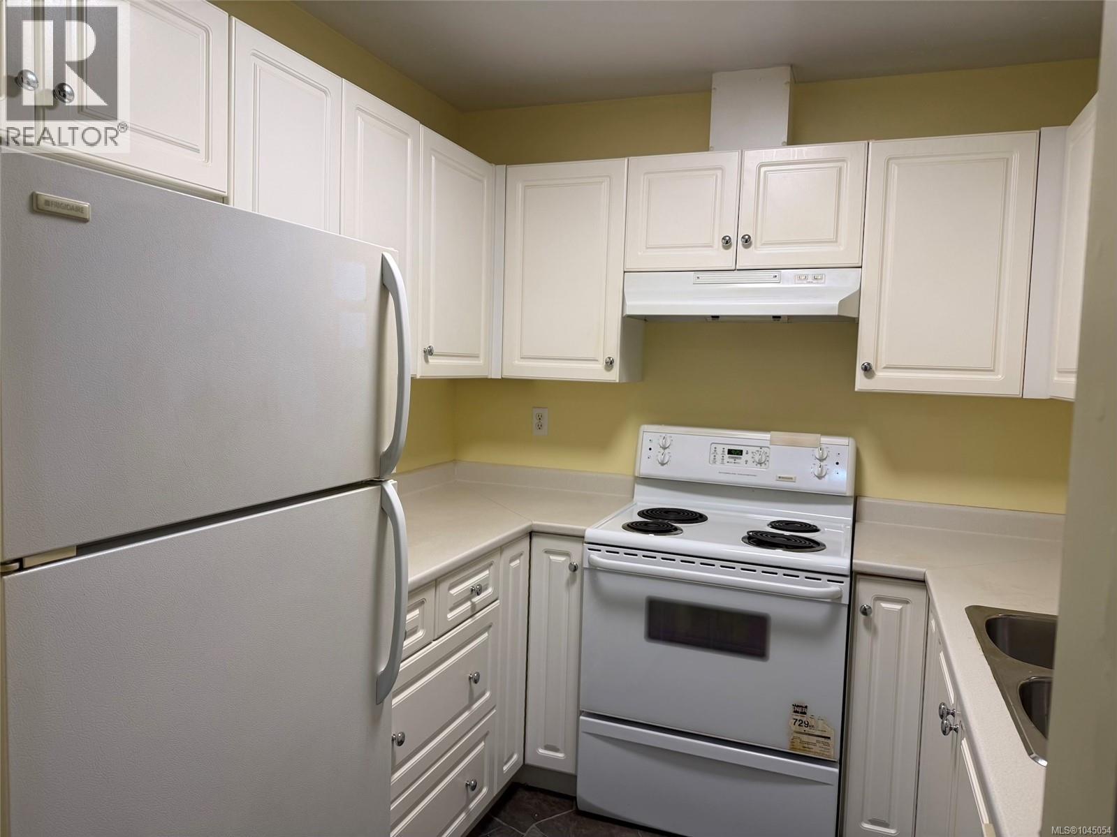204 2045 Carrick St Property Photo 10