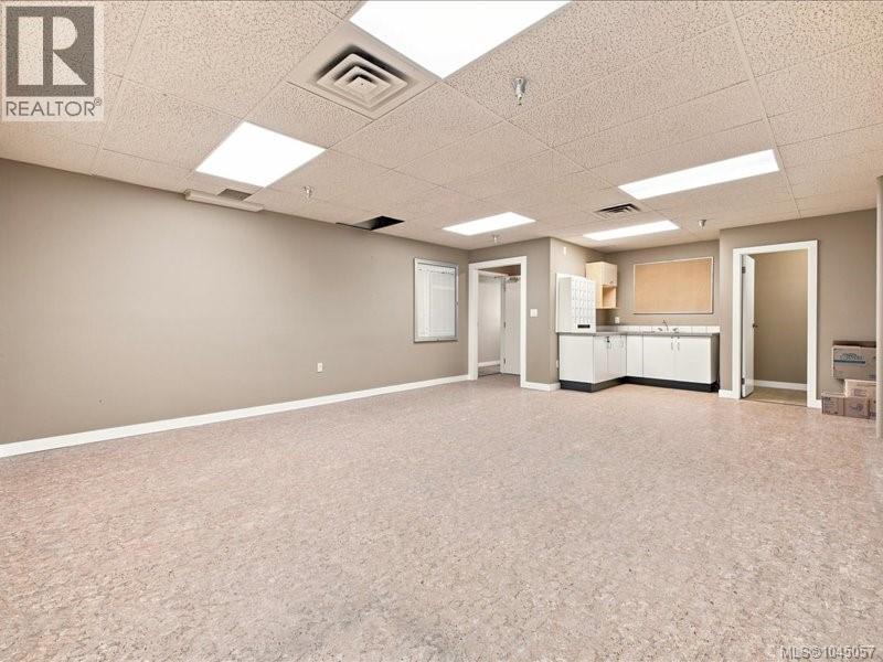203 2520 Bowen Rd Property Photo 11