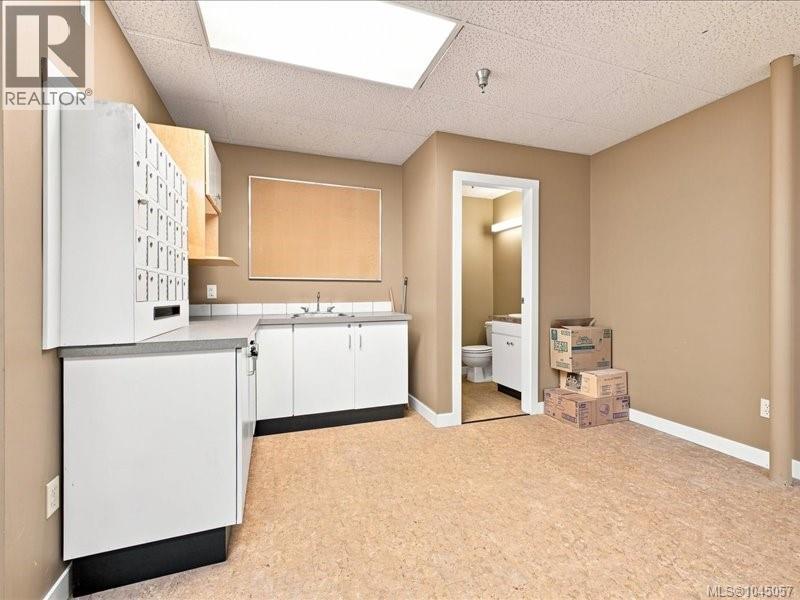 203 2520 Bowen Rd Property Photo 12