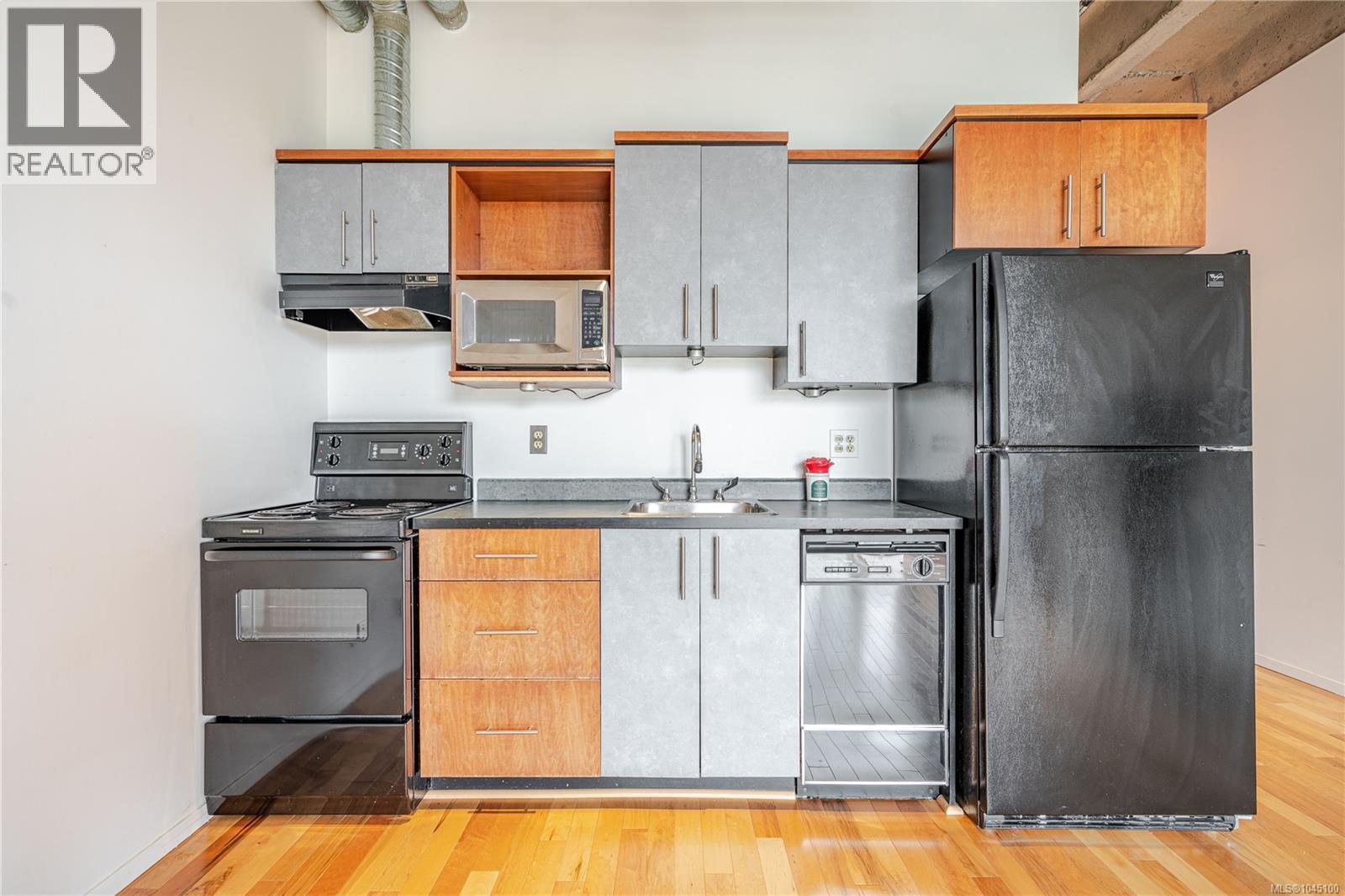 512 1061 Fort St Property Photo 17