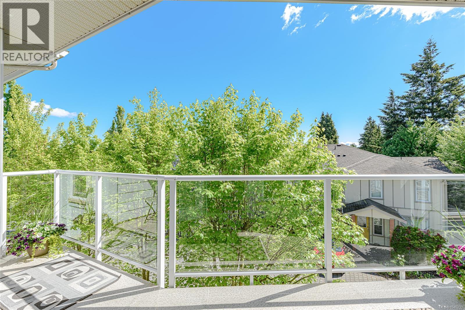 205 3915 Carey Rd Property Photo 6