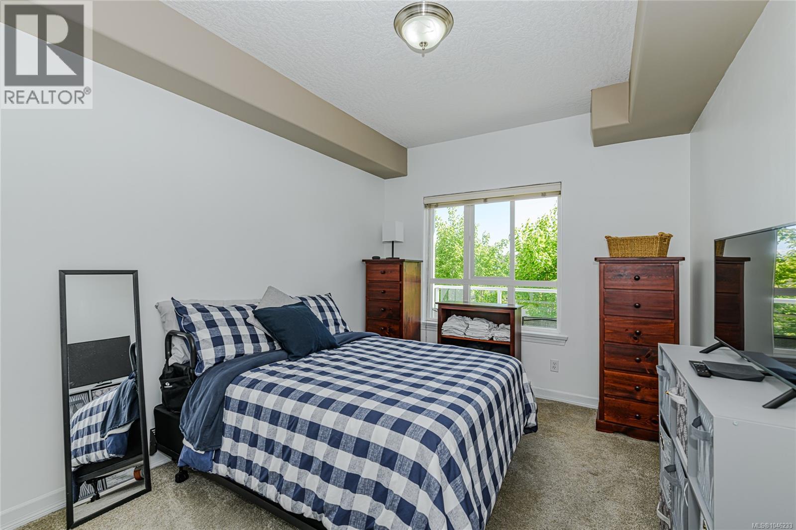 205 3915 Carey Rd Property Photo 9