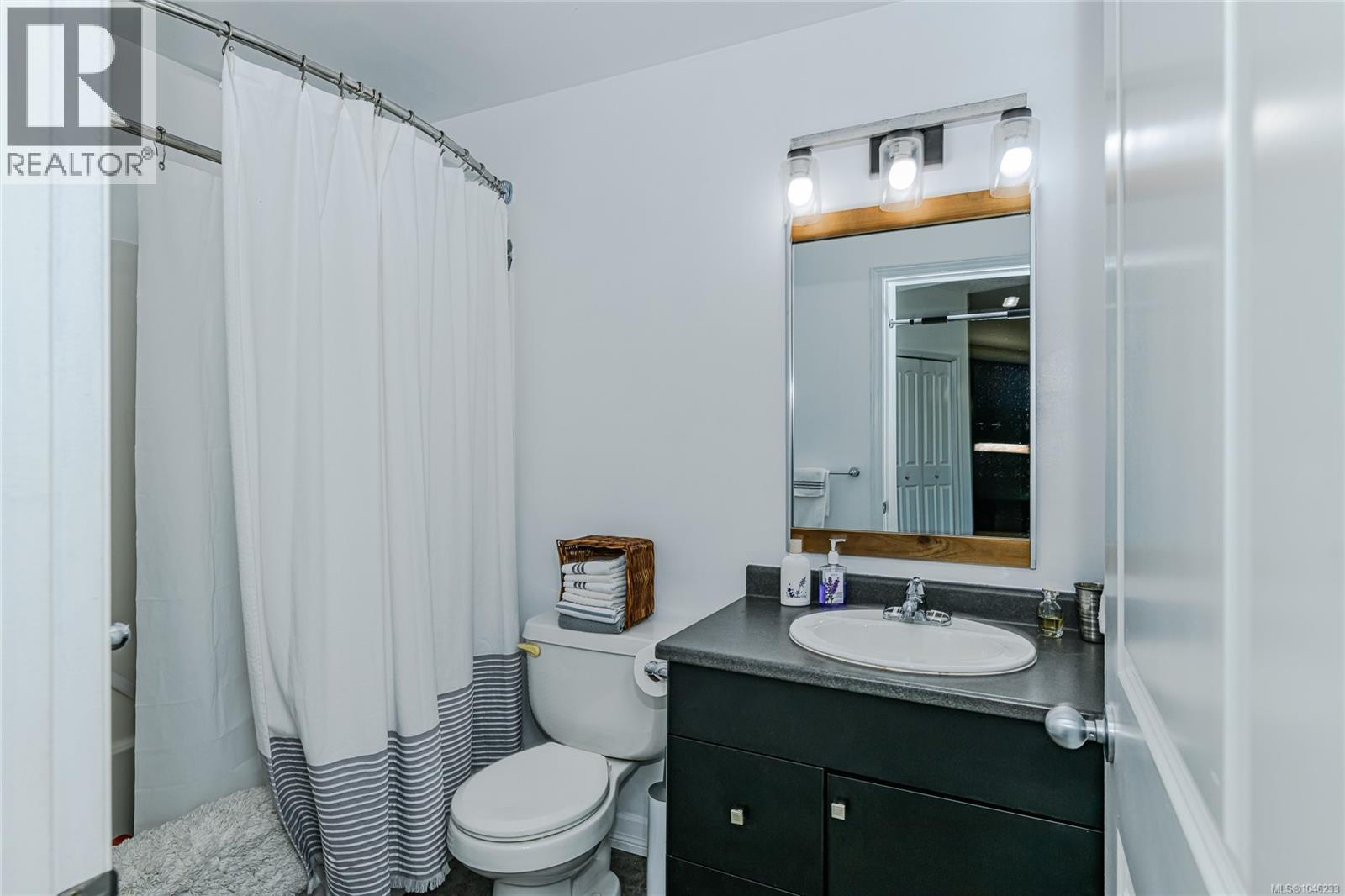 205 3915 Carey Rd Property Photo 10