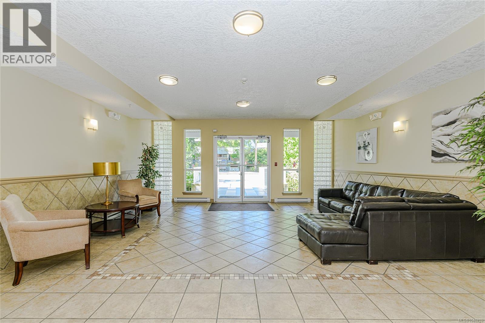 205 3915 Carey Rd Property Photo 15