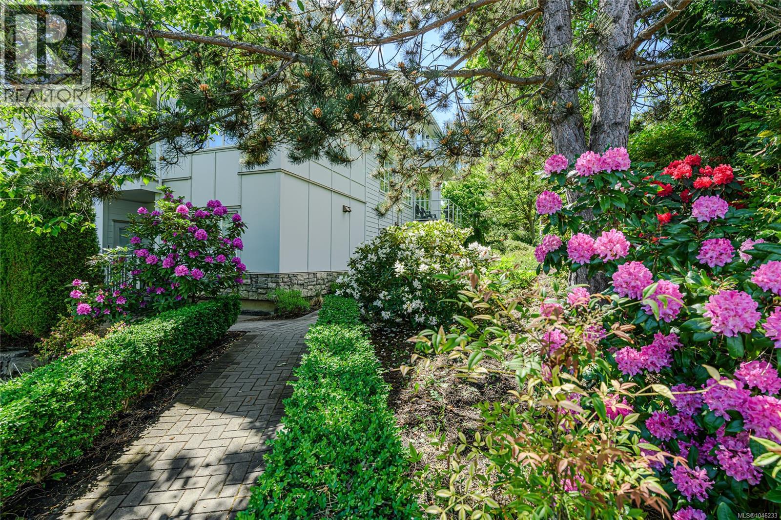 205 3915 Carey Rd Property Photo 17